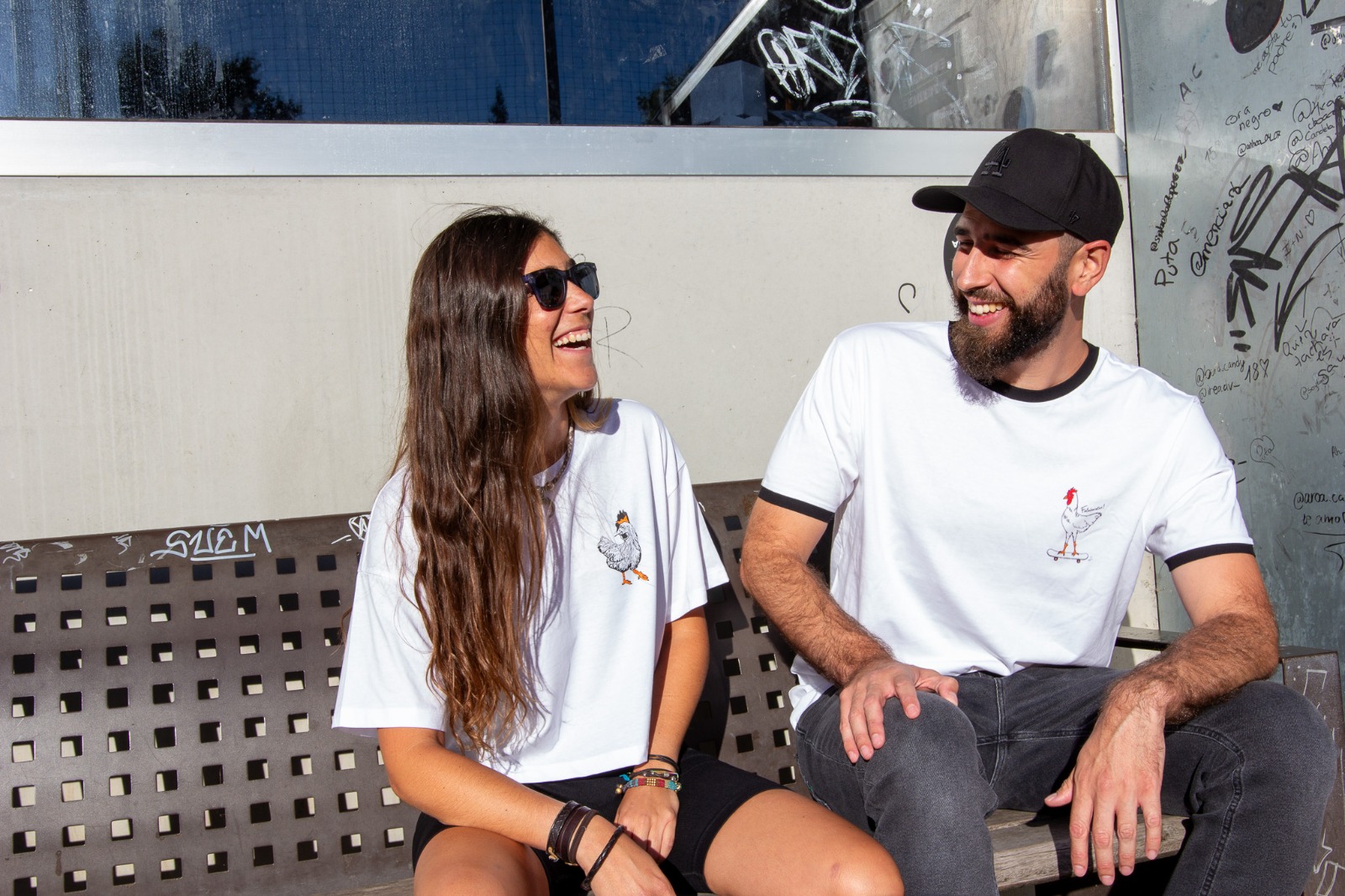 Modelos de falabaratas presumindo de camisola